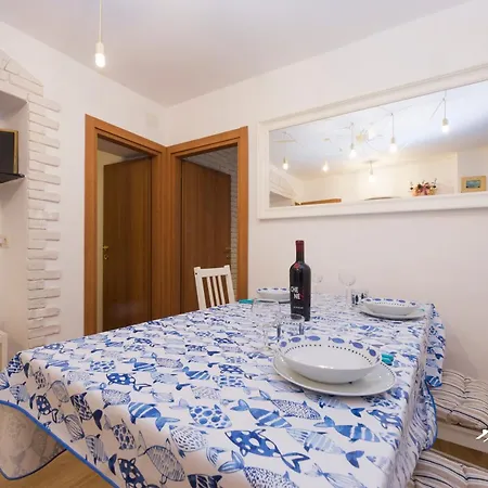 Ferry Terminal | 4 People| By Tilo Genua