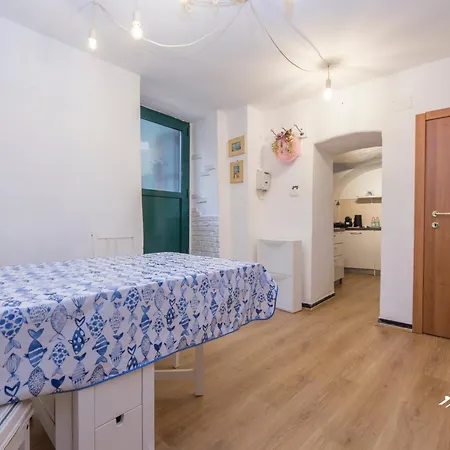 Ferry Terminal | 4 People| By Tilo Génova