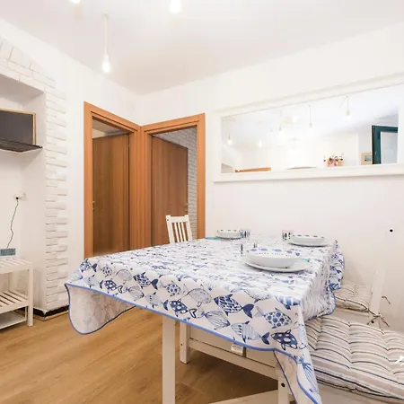 Ferry Terminal | 4 People| By Tilo * Gênes