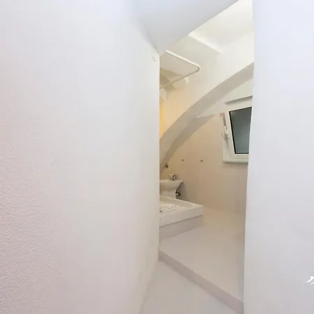 Ferry Terminal | 4 People| By Tilo Genova